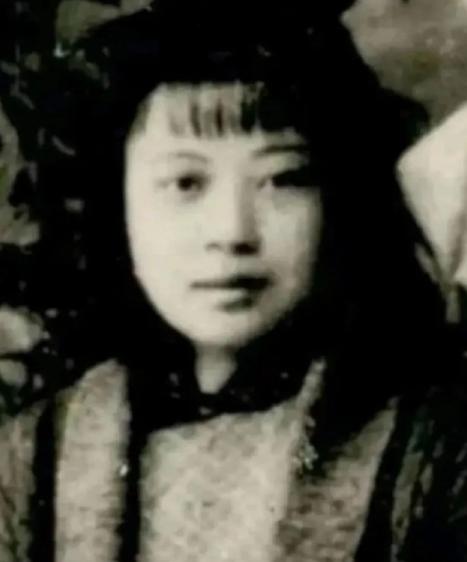 1945年，26岁的黄美英被敌人抓了起来。老虎凳、灌辣椒水、钉竹签、电刑，能用的