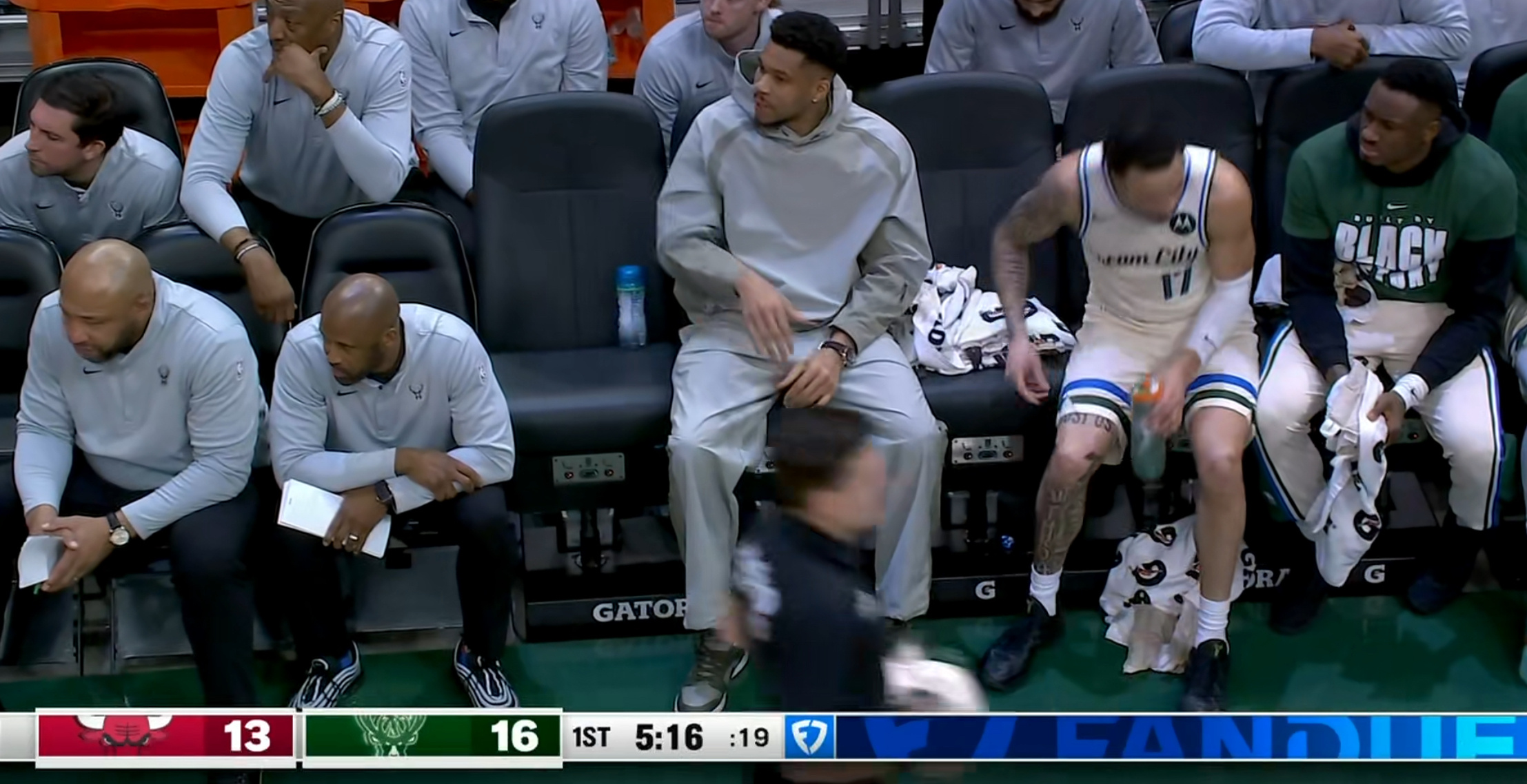 现在最大的疑问就是字母哥了…勇士、森林狼、热火还是其他，或者夏天再说。当然也有像