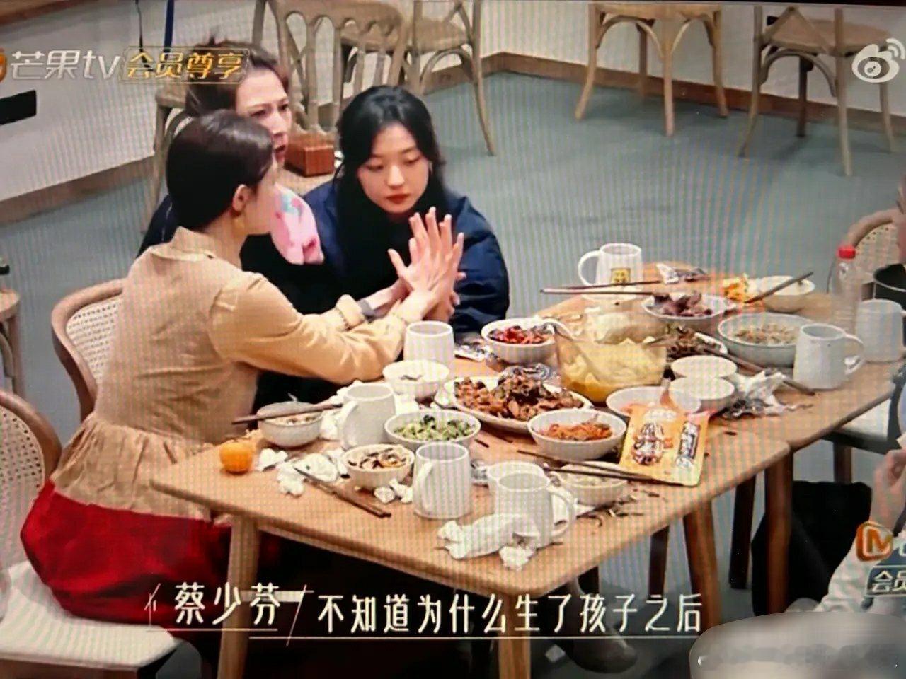 蔡少芬说：我以前是39号脚的，不知道为什么生了孩子之后，脚就变成四十一了。话一出