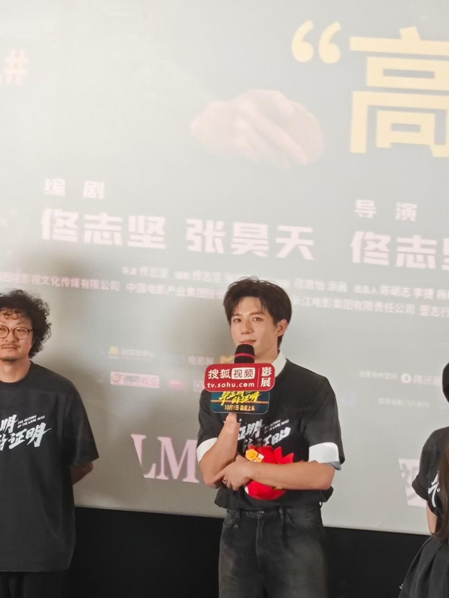 老王哥的惊喜不断打戏很酷炫很值得推荐！影片以90年代末的绿皮火车拉开序幕，那时候