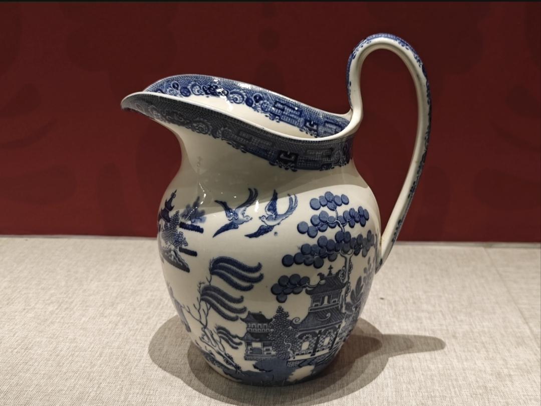 北京《东风西渐一上海市历史博物馆藏欧洲瓷器展》，有一组英国韦奇伍德青花柳树纹瓷器