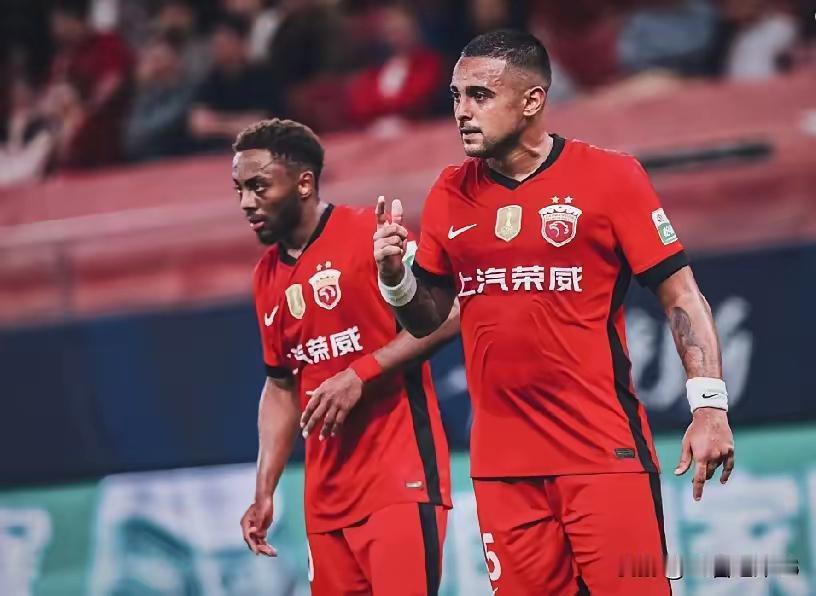 海港赢球！
申花赢球！
蓉城输球！
中超联赛争冠大戏由三国演义变成上海双熊大战！