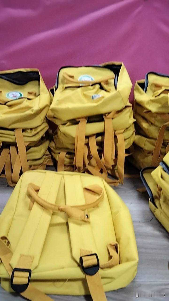 下雨去厂里上了两天斑，今天星期天，厂里放假，包包线头剪完了也没事了，今天便又去志