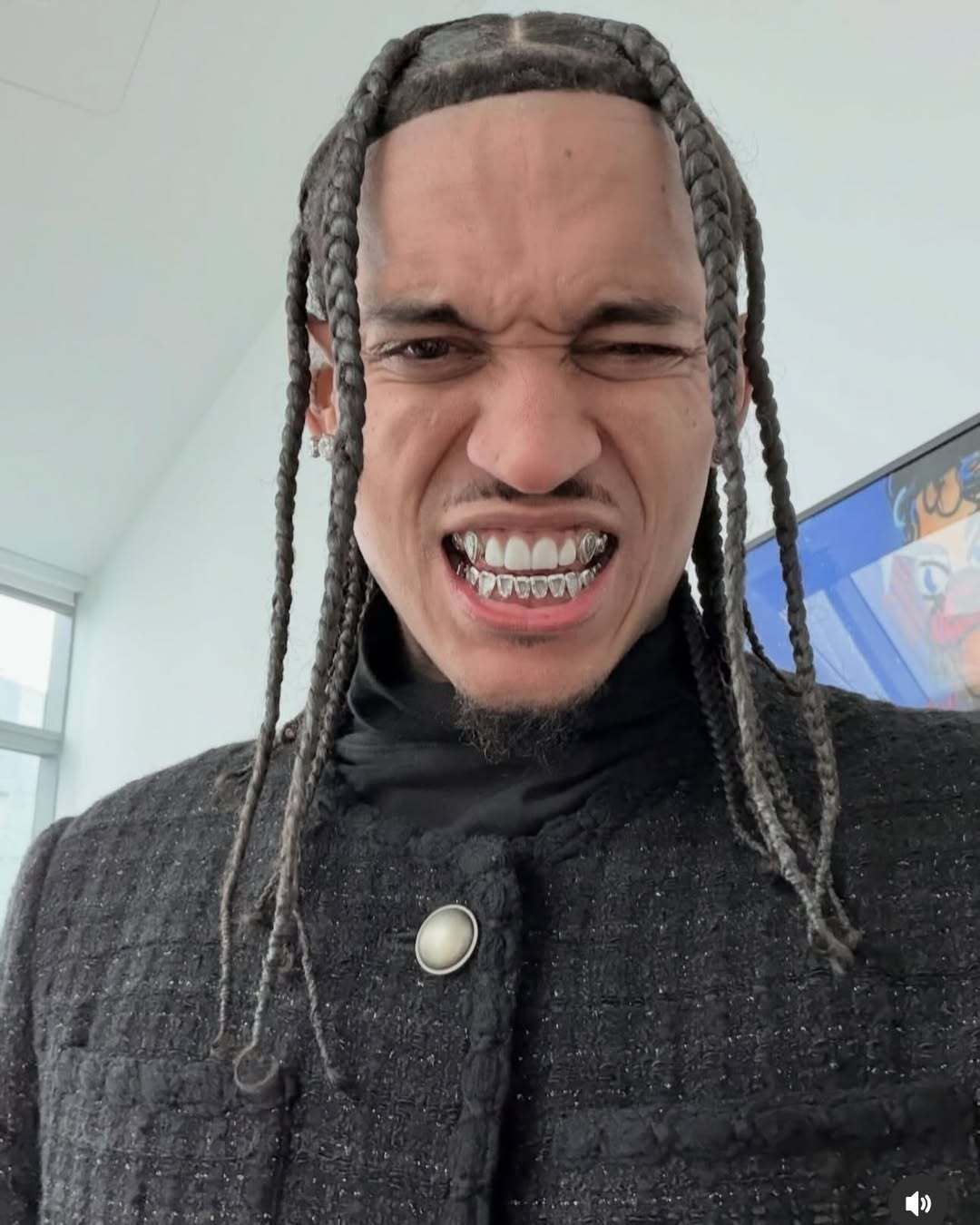 这好看吗克拉克森展示珠宝品牌「Eric The Jeweler」为其打造的，专属