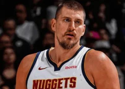 约基奇这赛季真不是在打球，是在开挂。
28分12板8助攻，挖土机一样把对手的防线