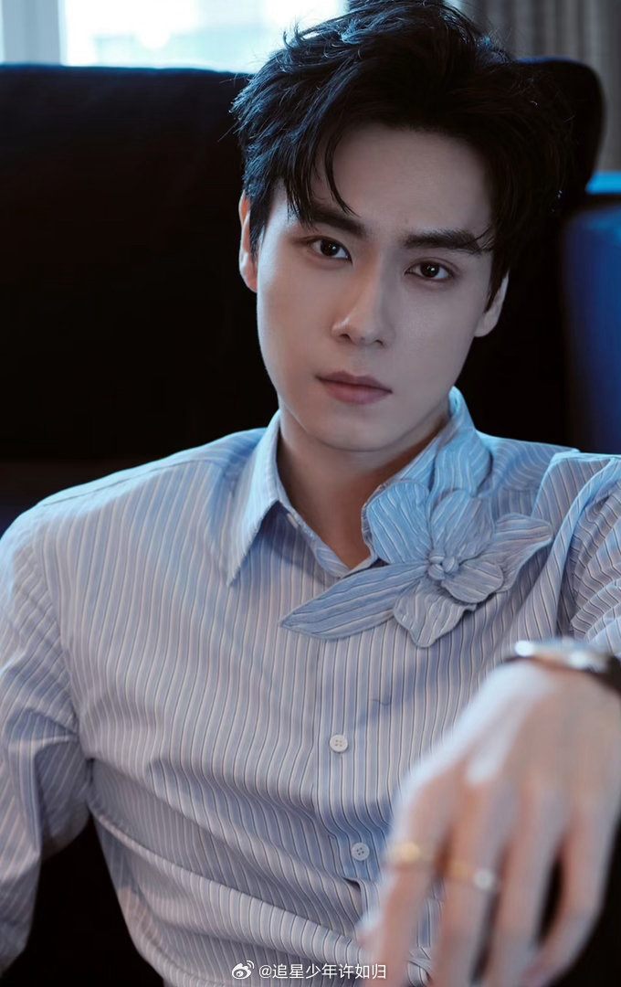 胡一天邓凯帅哥的旁边还是帅哥 谁能拒绝两大帅哥同框啊！一个清冷禁欲一个阳光俊朗，