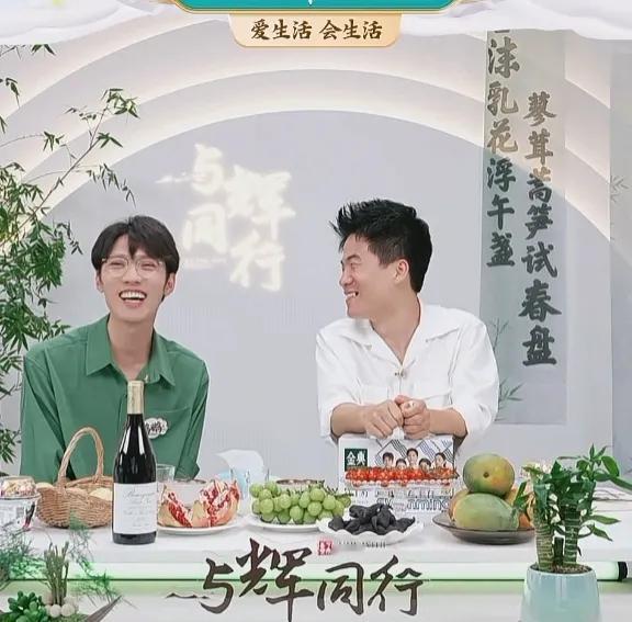 万万没想到！董宇辉和鹏鹏，这两个单身男，竟然聊爱情婚姻聊了两个小时！从晚上10点