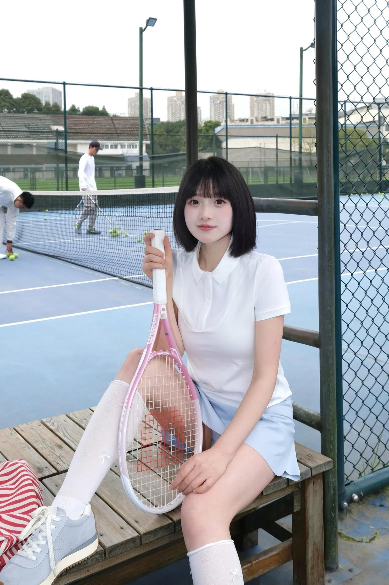 青春活力网球少女，运动与阳光的完美结合！