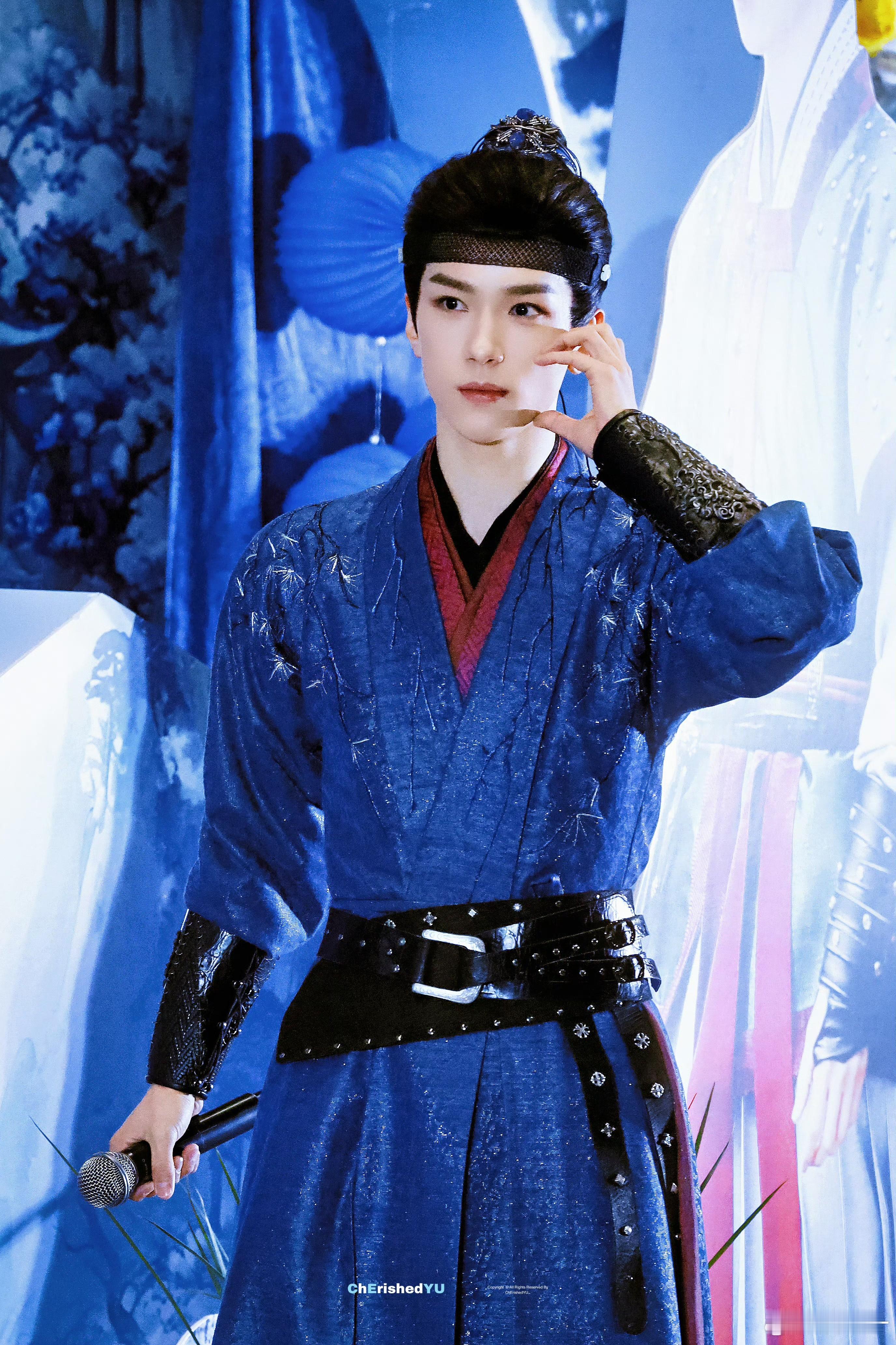 余承恩杀青收信收了四十分钟余承恩不仅收下了所有粉丝的信，还和每一个到场的粉丝都击