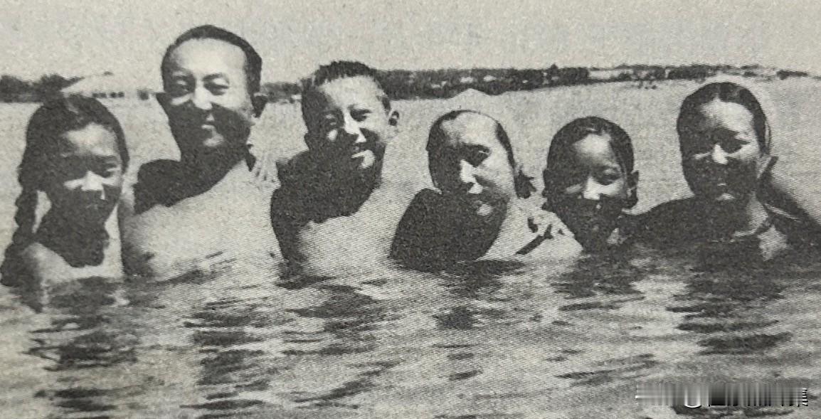 上世纪五十年代，罗瑞卿将军与妻子郝治平和孩子们北戴河五浴场拍摄的温馨合影，从左至