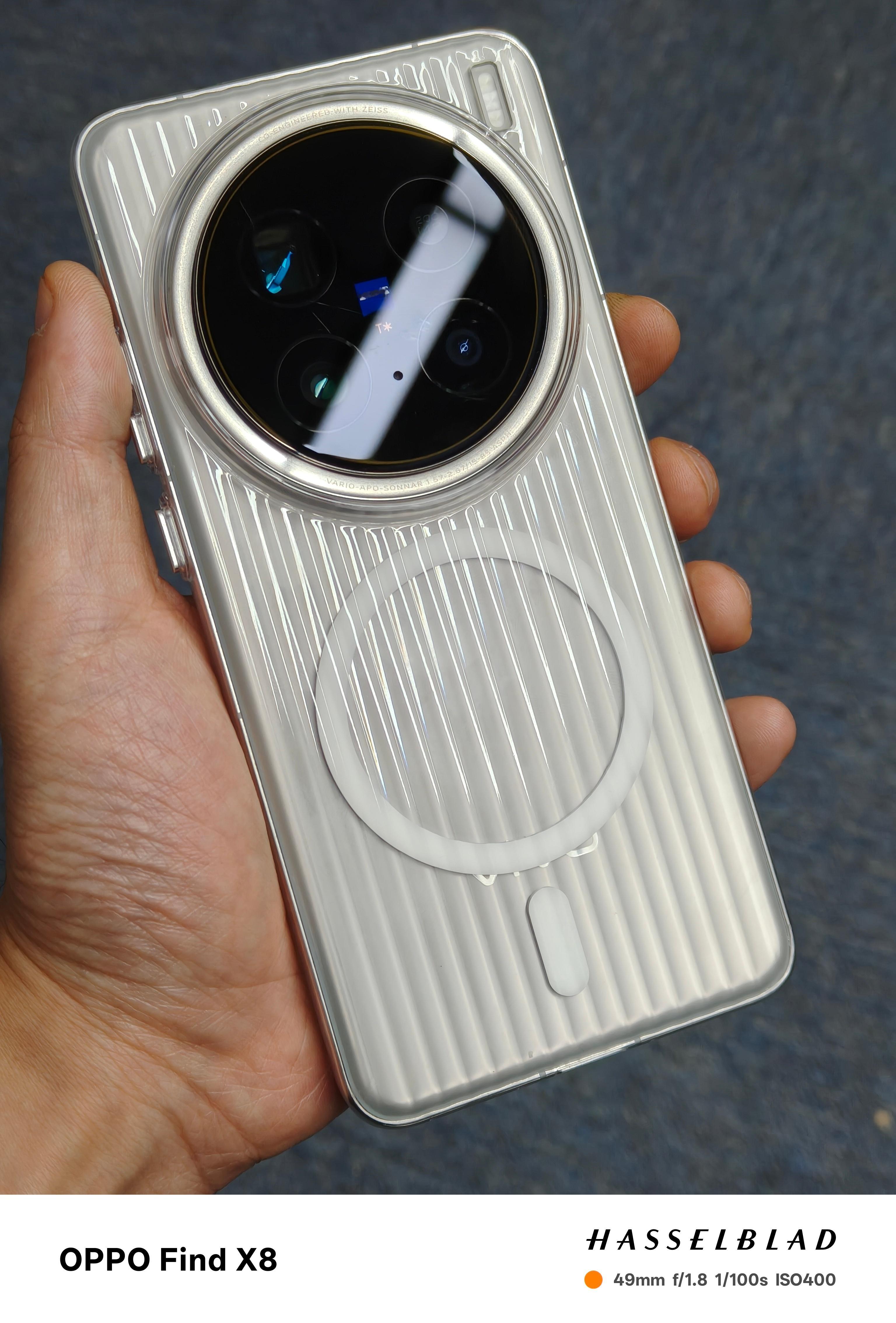 给X200 Pro 也整个磁吸壳子玩玩，最近手里的无线充电器挺多，试试[挖鼻] 