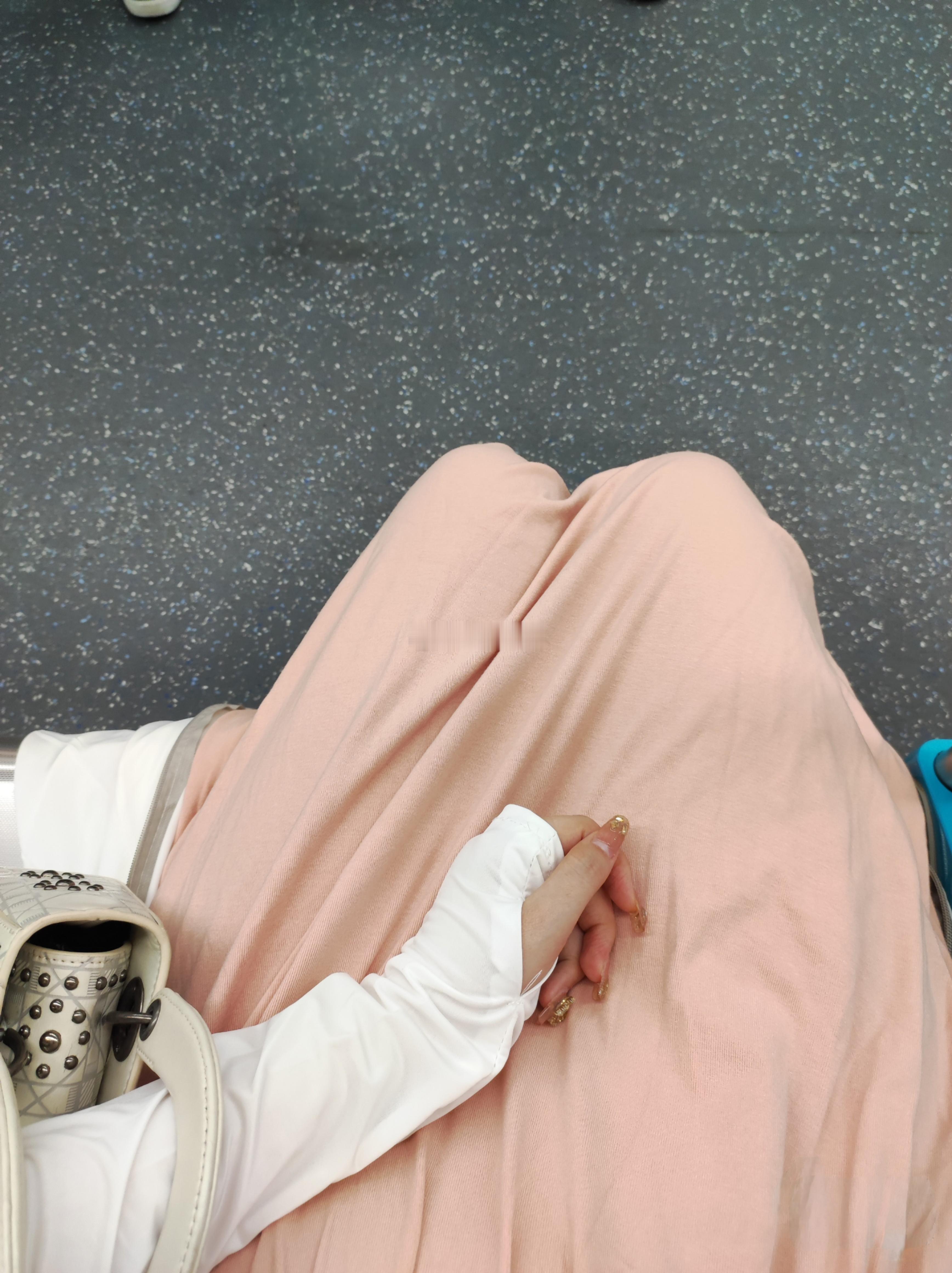 随手拍日常plog今日穿搭(ootd) 一低头，越看这地板砖越熟悉，恍惚间回到了