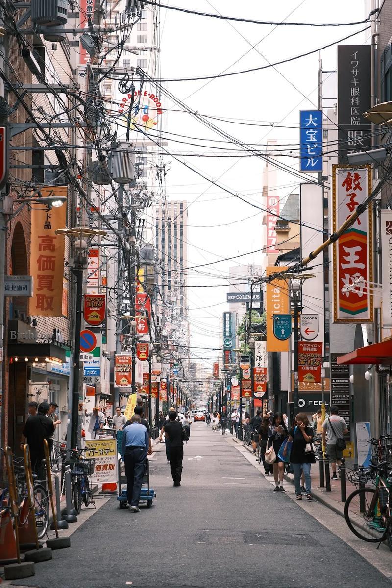 如何看待日本民众呼吁向中国道歉 日本民众呼吁向中国道歉，这事儿挺值得琢磨。从历史