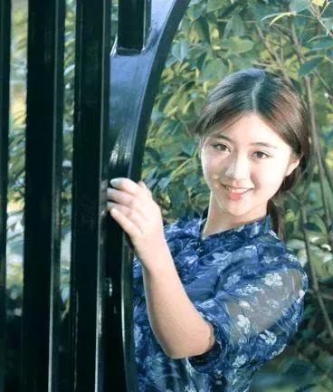 古风少女倚栏，花影摇曳间，笑靥如花古典美少女 古风清纯女孩 佳人古风写真 古典少