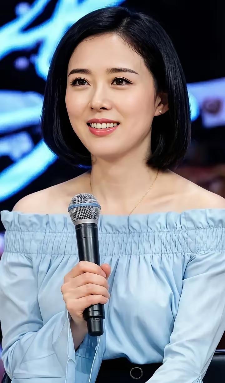 颜丹晨很定一流的神仙美女、羡煞男人是也！
最初是中学生的作品花季雨季，没错吧？我