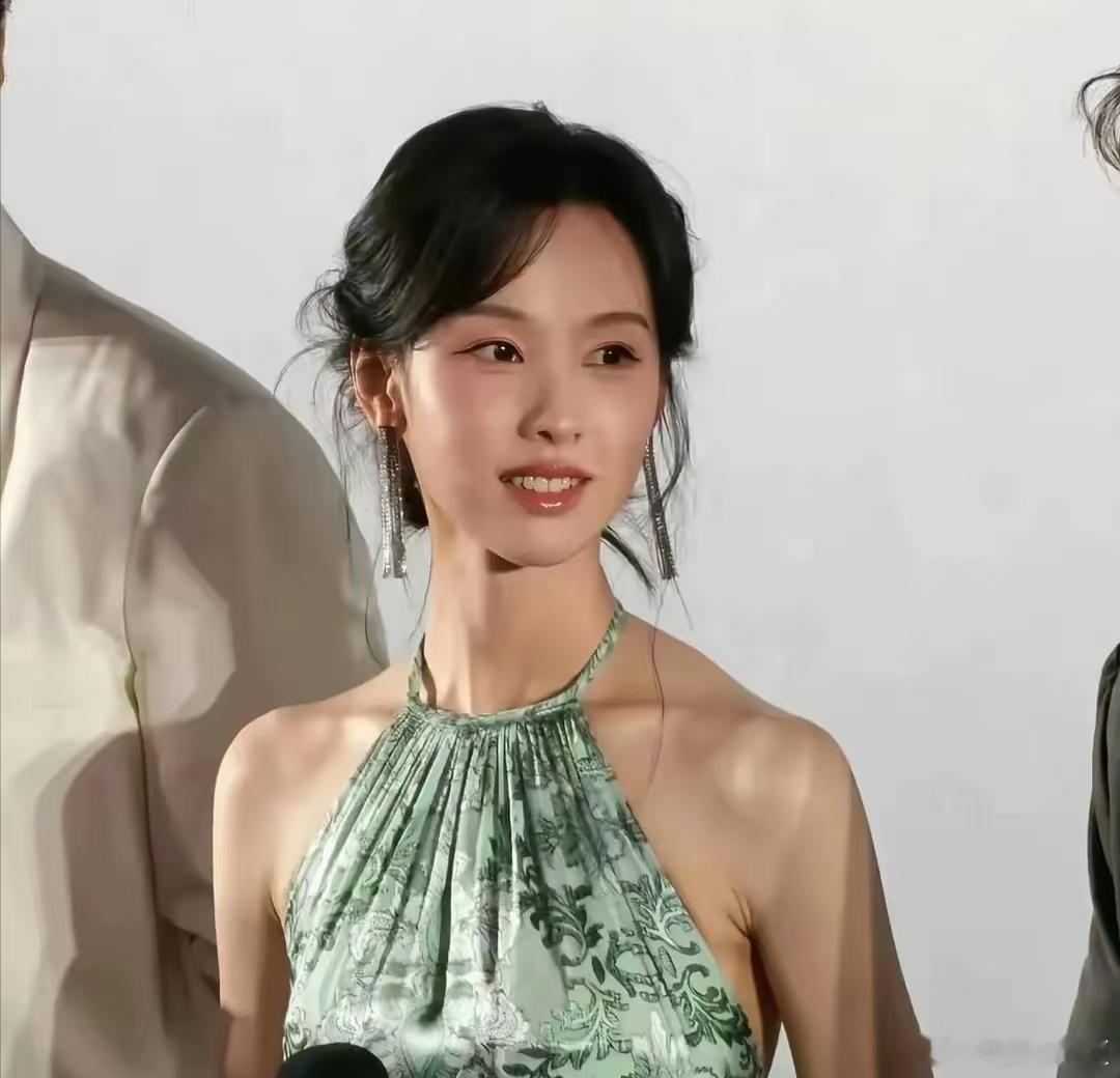 陈都灵这组镜头虽然没有滤镜，但还是挺高清的，把最真实的状态展现出来了，比工作室发
