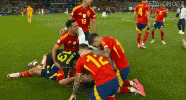 西班牙，欧洲杯冠军！任何从死亡上半区冲出来的球队，都配得上这个冠军——西班牙连打