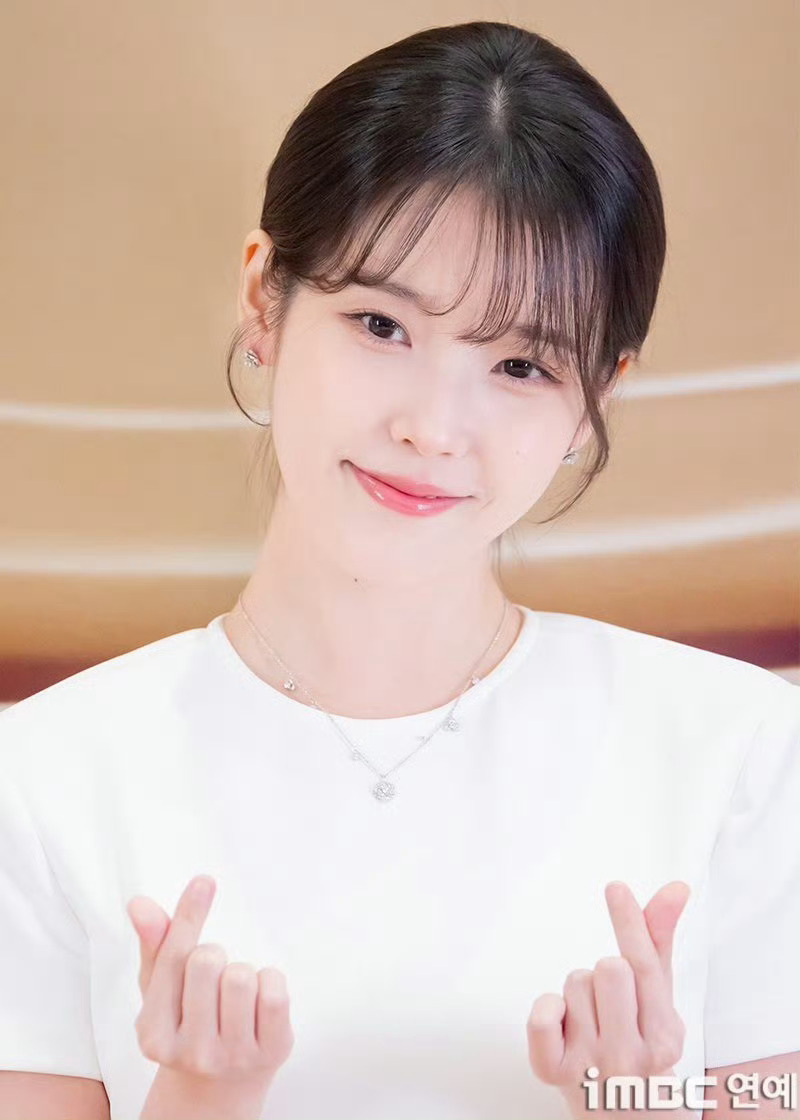 今天出席雅诗兰黛活动IU、ILLIT MOKA 境萌花 