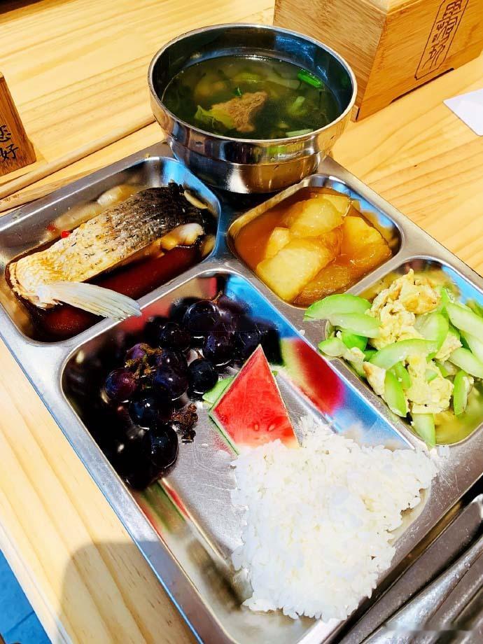 今日午餐一份清蒸鱼，一份烧冬瓜，一份鸡蛋炒丝瓜，一碗鸭子海带芹菜汤，一小碗米饭水