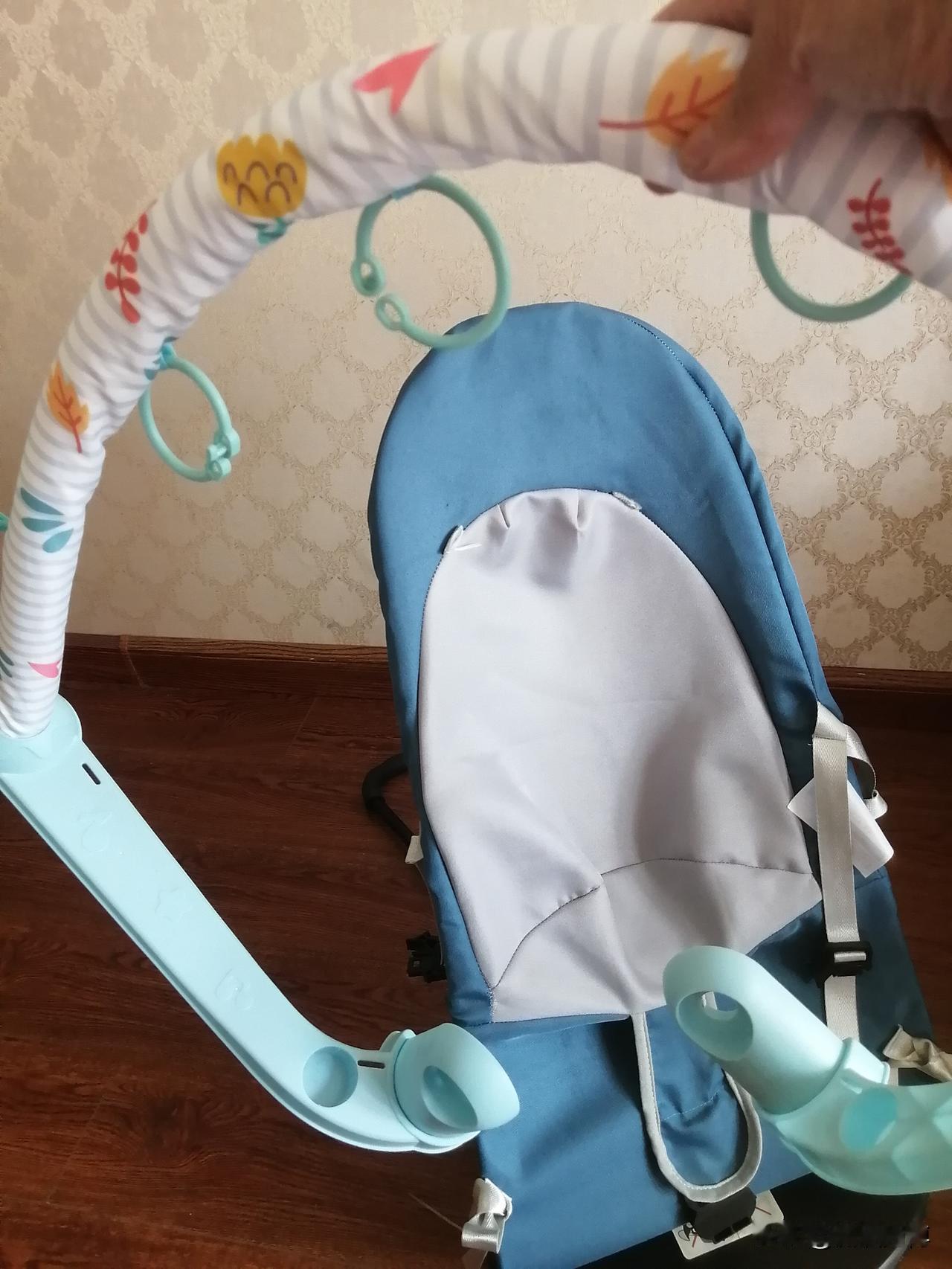 邻居刚刚告诉我，他朋友送他的这个婴儿用品，也不知是什么用途，就急急忙忙地走了。