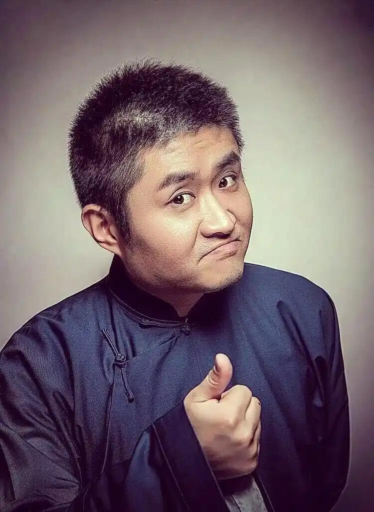 苗阜长得其貌不扬，看上去很老成，其实人家是个80后。
人不可貌相，现在的苗阜，可