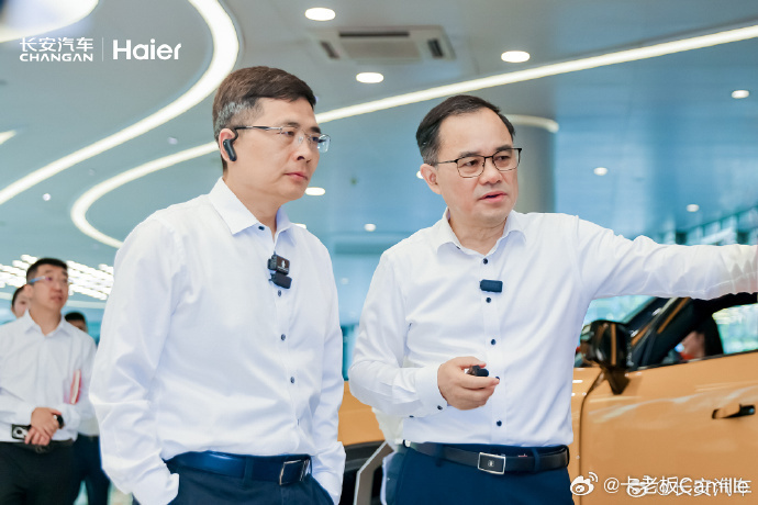 海尔周云杰与长安朱华荣同框 这俩人同框签约，别只当成一次“家电x车企”的握手仪式