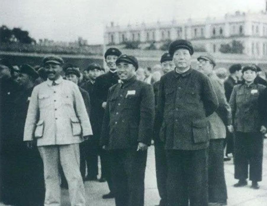 1949年，毛主席给出指示：人民英雄纪念碑，不允许提及中国共产党，也没有解放军，