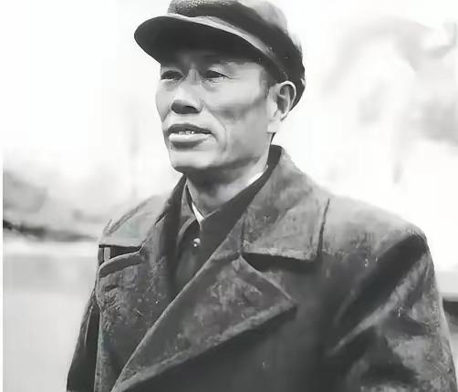 昨晚跟家里的老革命长辈吃饭，他抿了口酒突然叹着气聊起当年的事儿。
当年对越自卫反