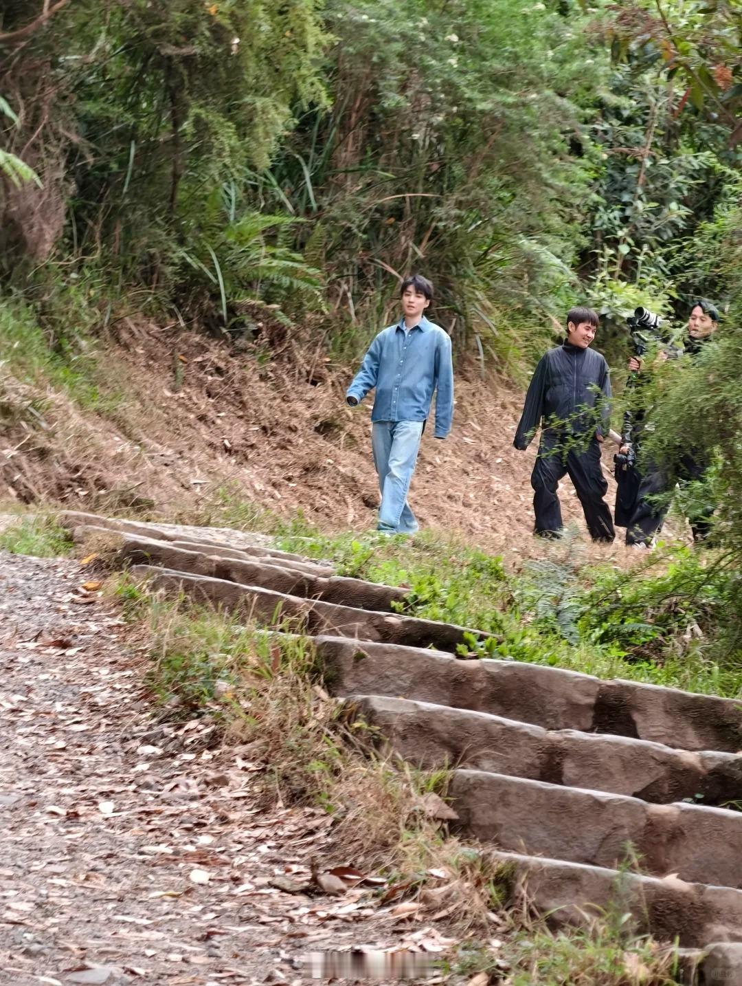 墨尔本偶遇王俊凯爬山墨尔本偶遇王俊凯登山 啊啊啊也想偶遇 