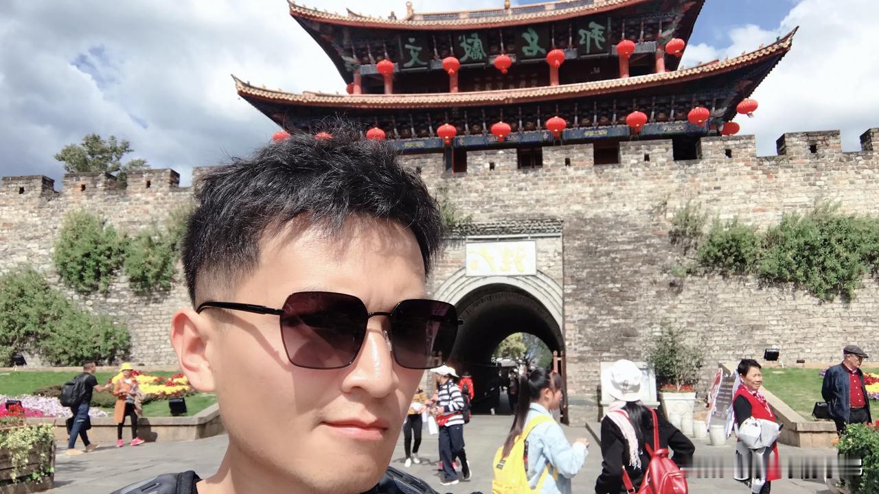 古城卖鲜花饼的小哥哥都很风骚啊[捂脸]