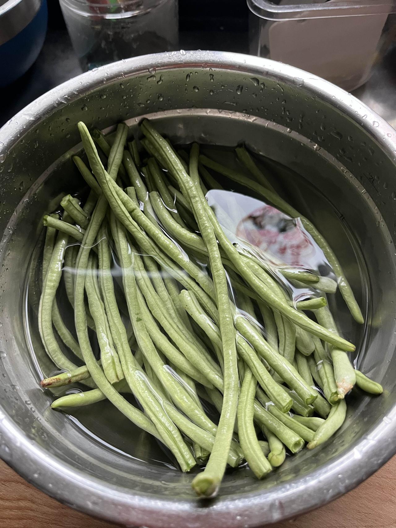 早饭、午饭一块吃、外面下雨呢？
也不上班吃两餐吧

主食；长豆角炒面

汤；西红