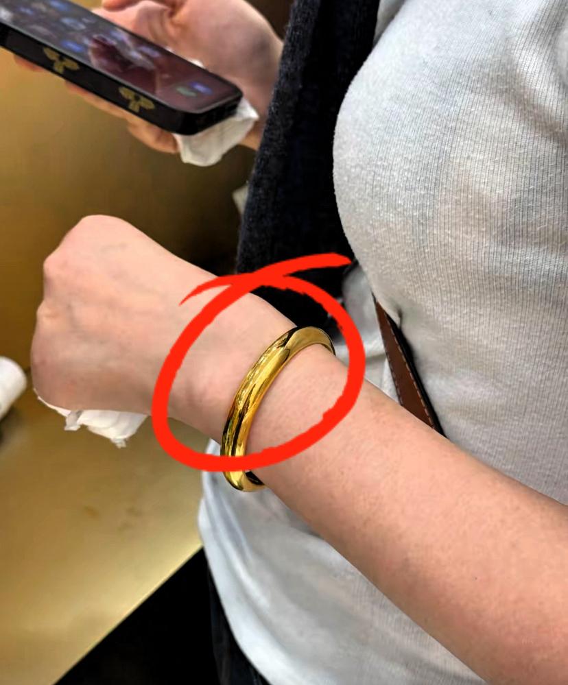 今天的金价真的让人跌破眼镜！
99克的常规金镯子，
算上工费居然要12万多！
这