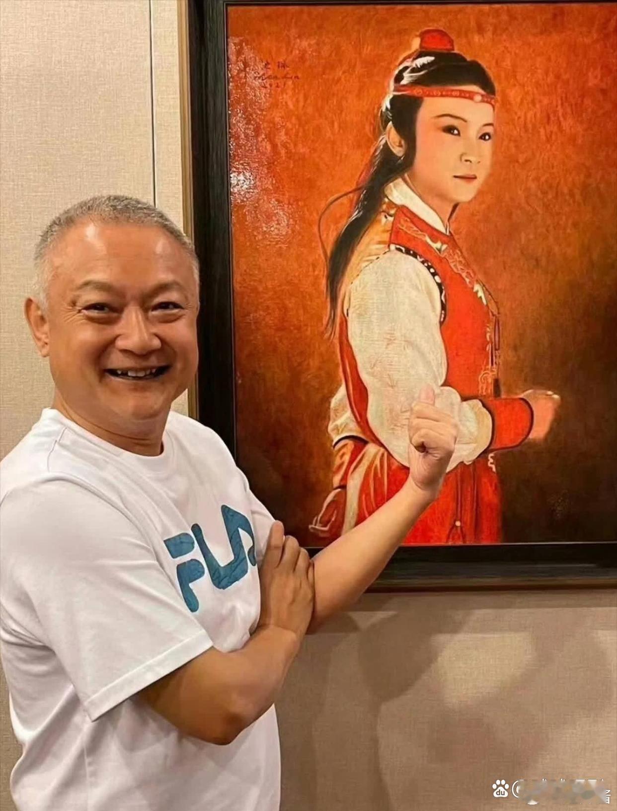 30多年后，87《红楼梦》主要演员和自己的画像合影。当年风华正茂的年轻人都已变成