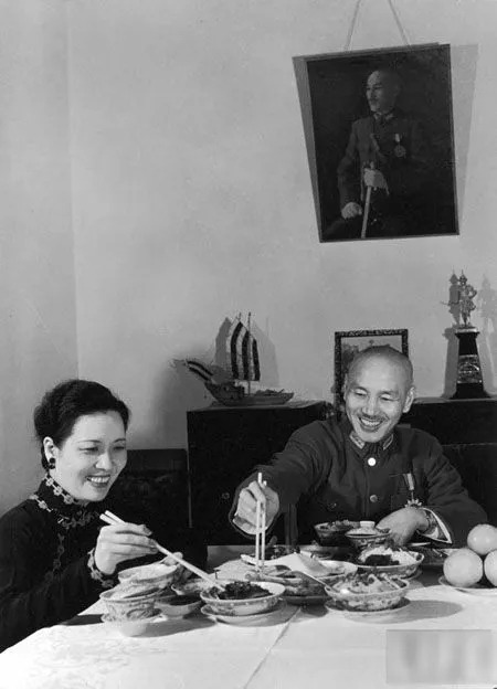根据李敖在《蒋介石评传》及相关文章中的揭露，宋美龄多次请求美国对中国大陆使用原子