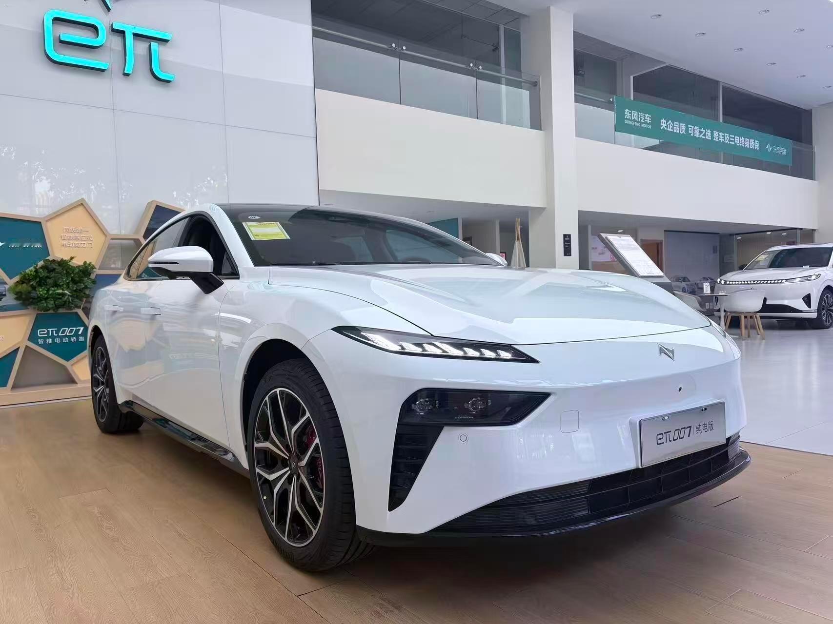 这溜背轿跑颜值真能打，无框车门加电动尾翼，开上路回头率直接拉满 ​​​