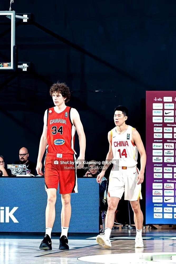 抬头的一瞬间，才发现天花板原来还能再高。
15岁，2米29，加拿大少年Jerem