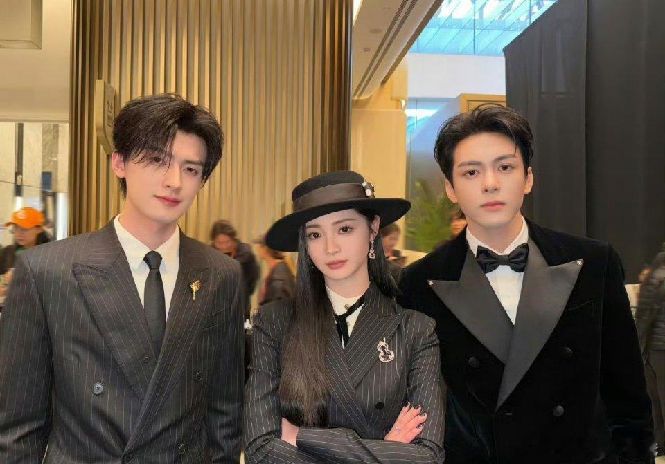 周洁琼发了临江仙剧组的合照，好酷的特工五人组！！最好的临江仙 