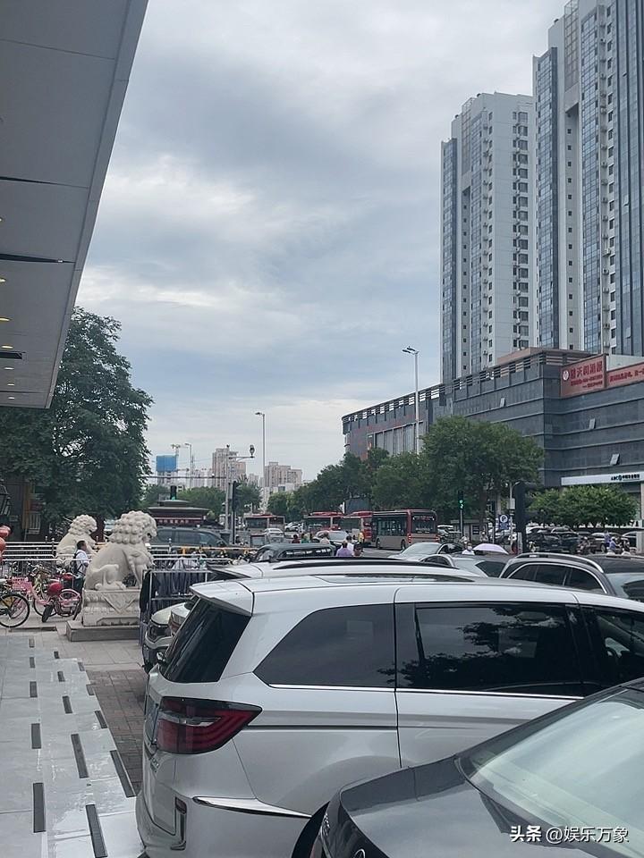 在这凉爽中，一切烦恼仿佛都能随风而去。别再为生活琐事烦恼，要珍惜当下，在这微风细