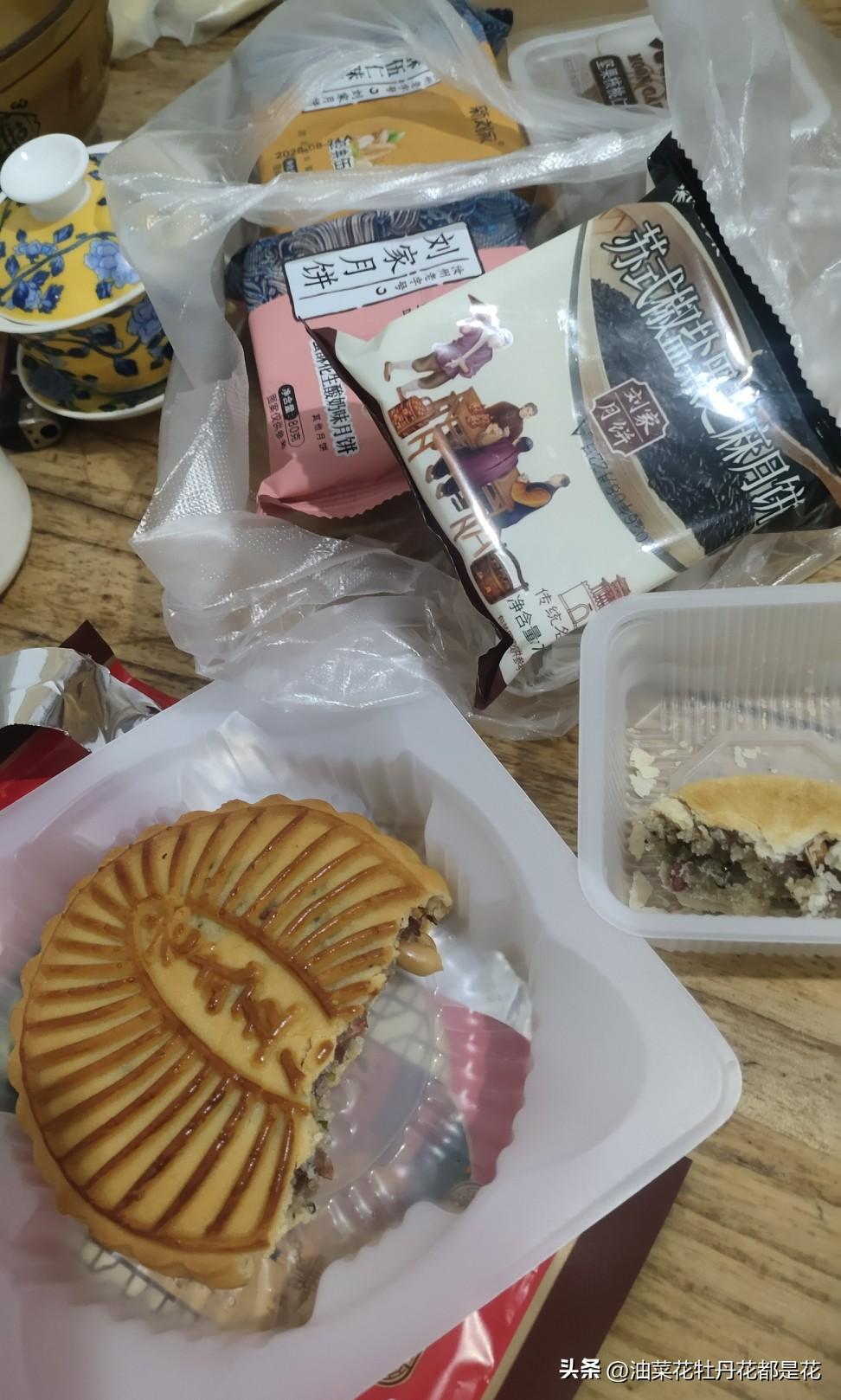前年和去年过完中秋节，市场有很多商铺处理月饼，大块的五仁月饼才2元一块。
今年卖