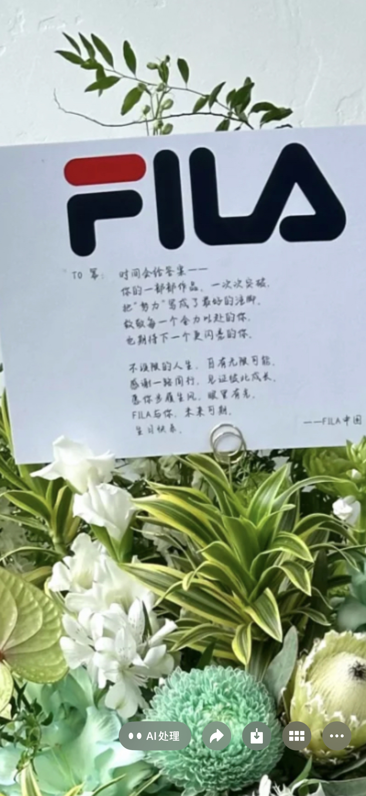 这还没到9月花店都开始发各个品牌给姐定的生日花了[泪奔]今年感觉除了卷花的大小款