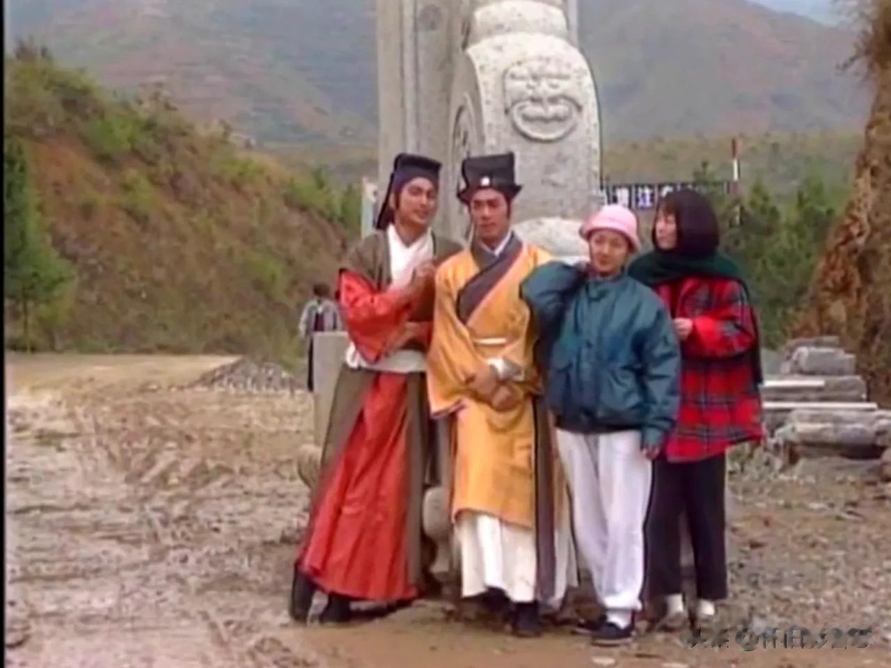1990年电视连续剧《少年张三丰》拍摄片场，主演何家劲与张振寰在湖北的武当山牌楼