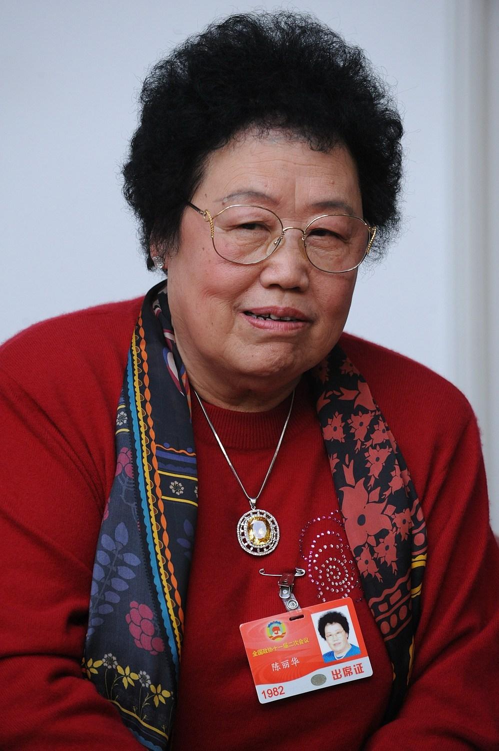 陈丽华这一辈子，是真的干成了事。
 
高中没读完就辍学修家具，从一个小铺子干起，