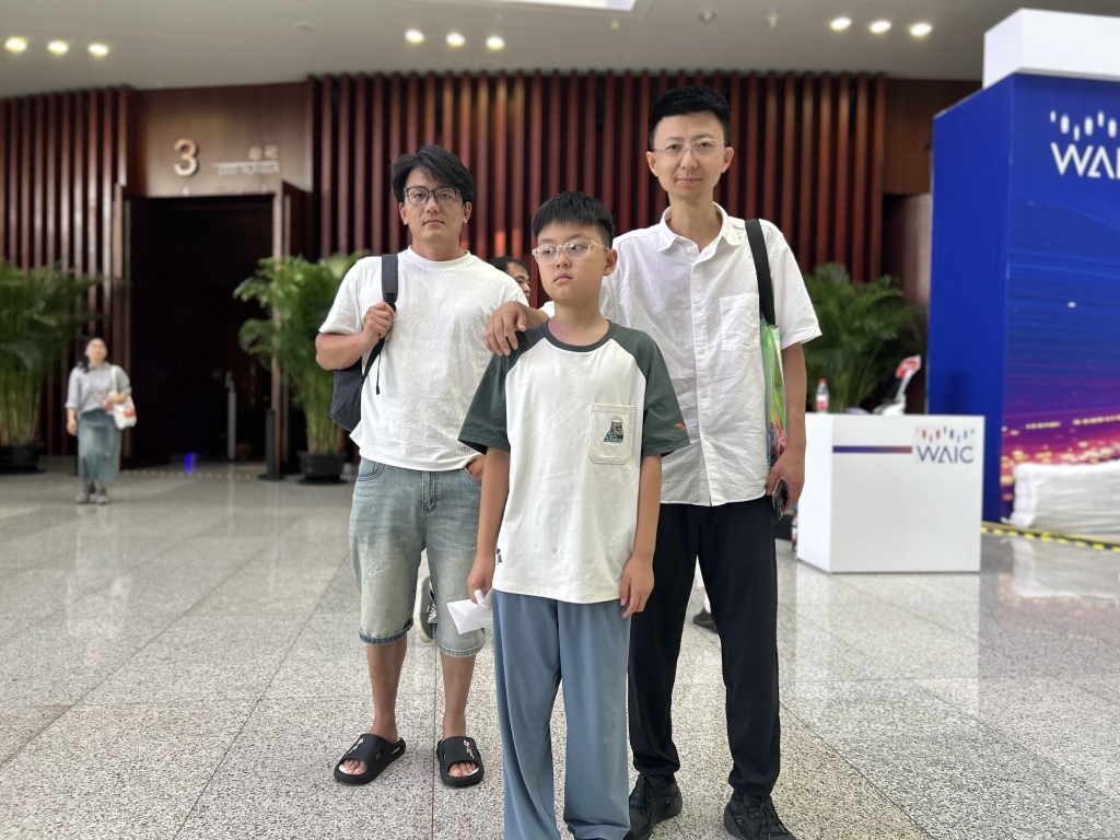 从小学生到院士，筑起WAIC的两层叙事