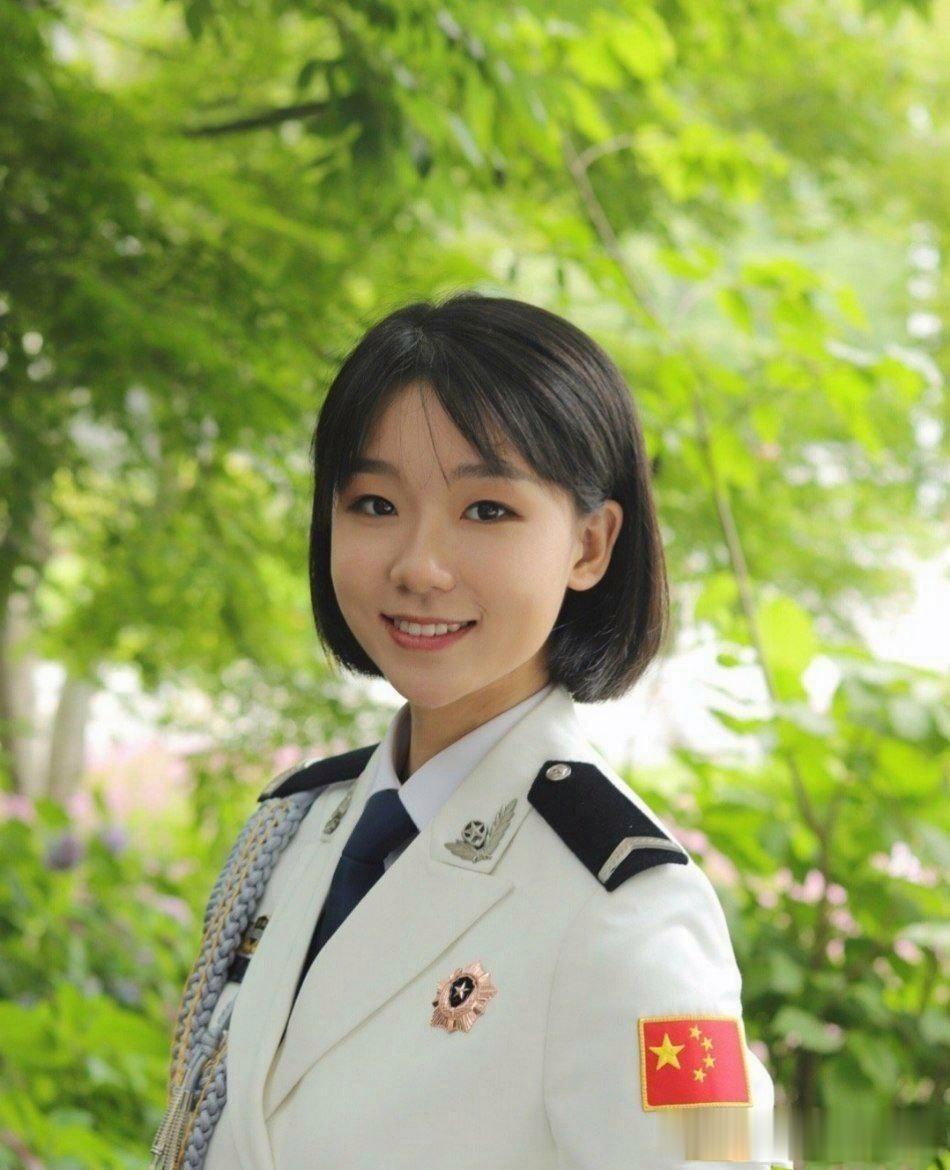这是我见过的最美女警察了！不仅一身警服显得英姿飒爽，其精致的容貌完全爆如今所谓的