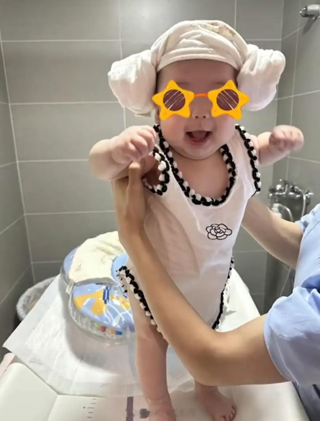 白举纲六一晒全家福宣布当爸，女儿快1岁了，白白胖胖长得像爸爸！ 