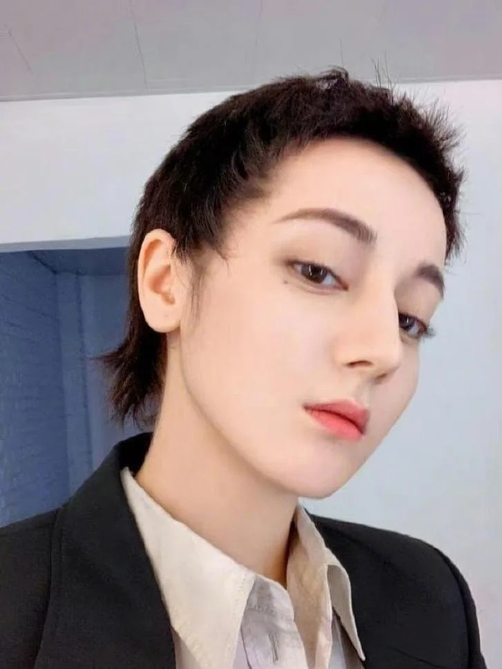迪丽热巴和杨紫同样帅气短发，谁赢了 ​​​