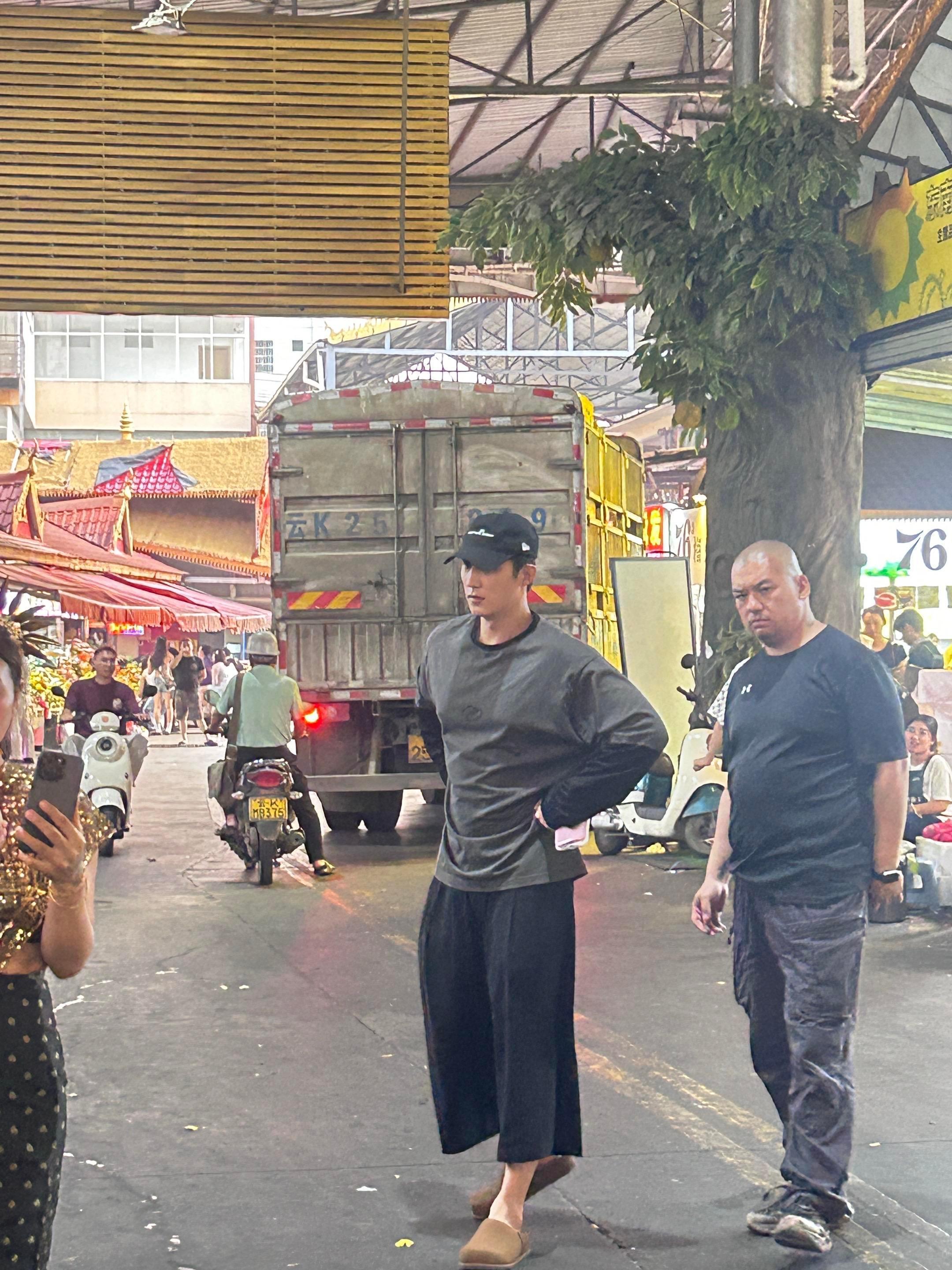 黄景瑜︱今日份路人偶遇20260423下了班去买水果啦这身私服好潮地点：景洪曼阁