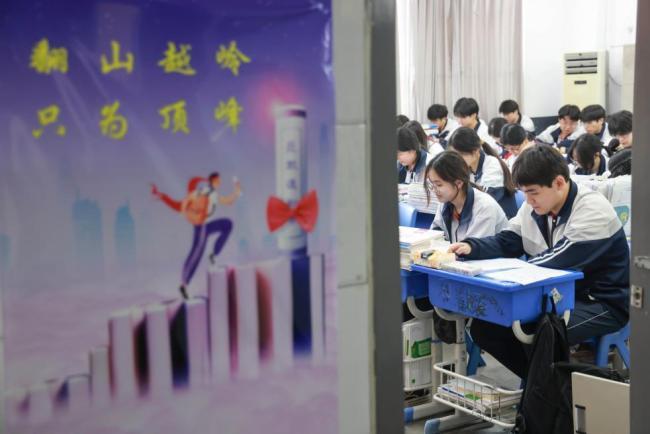 最近网上唱衰高考的声音不少，说“高考改变不了命运”。这话听起来痛快，但经不起推敲