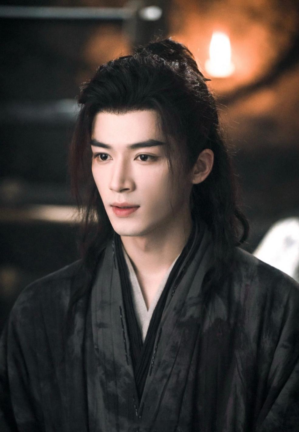 🍉：王星越《长宁帝军》，男主之前遛过许凯、于适、吴磊。惹惊鸿还拍吗？网传女主赵