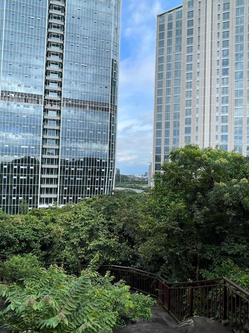 坐拥海量石油和广袤土地的俄罗斯，至今没能跨进典型发达国家的门槛。而地处极寒、二战